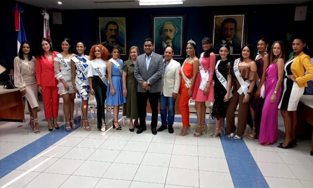 Autoridades de La Vega presentan las candidatas para las Fiestas Patronales de La Antigua