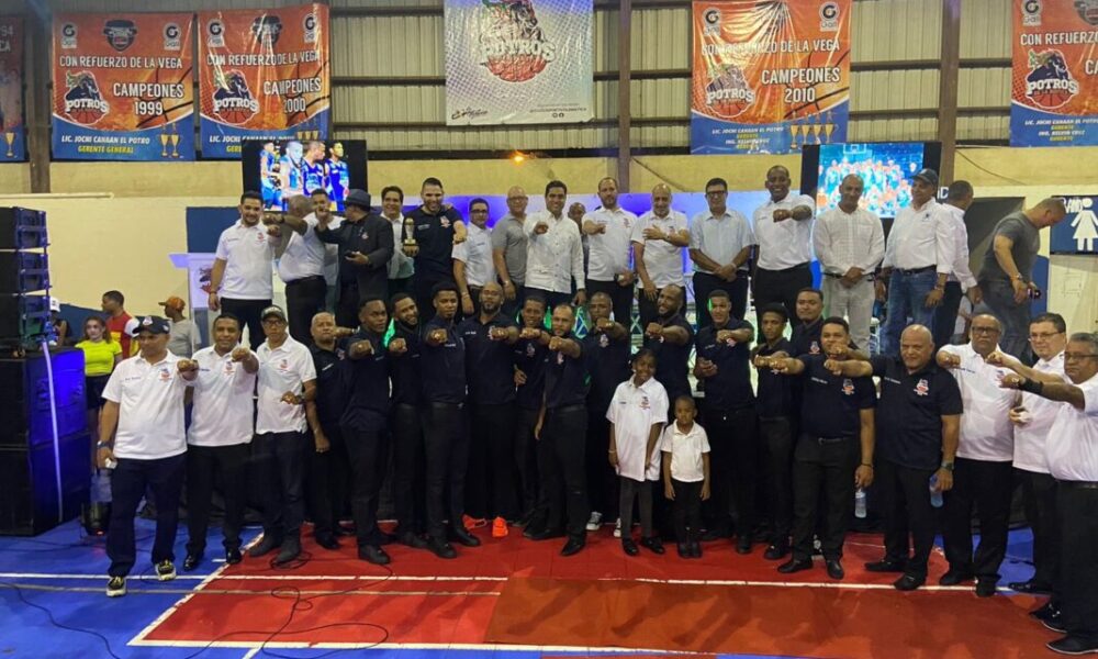 Club La Matica recibe anillos de campeones del baloncesto de La Vega en sus 51 aniversario de fundado