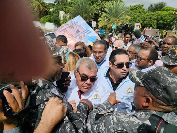 Colegio Médico niega se hayan reunido con Raquel Peña y Mario Lama como aseguró el Gobierno