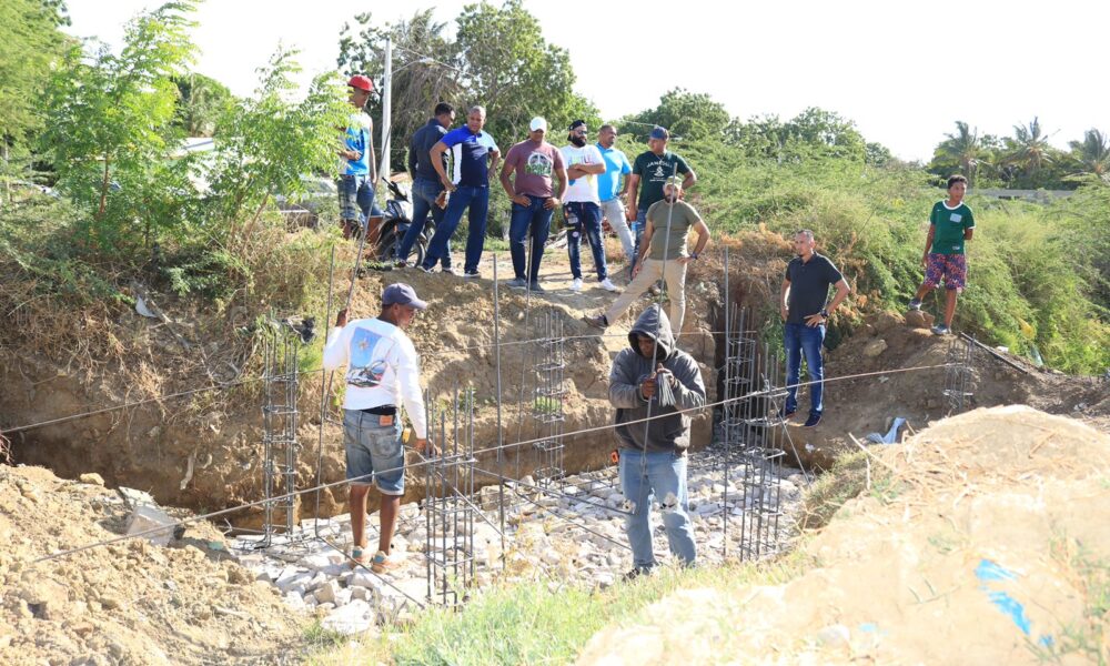 Alcalde Jesús Jerez construye puente en el sector La Cerca de Lalín en Montecristi