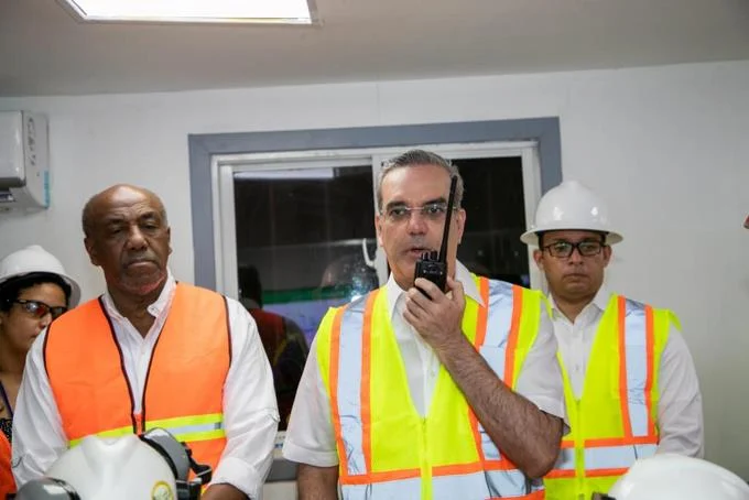 Abinader se comprometió a conocer al colombiano más «chimba» y al dominicano más «jevi» cuando salgan de Cerro Maimón