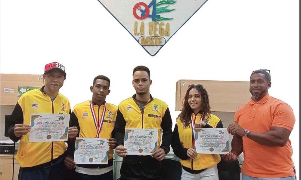 Reconocen a delegación de atletismo del Distrito 0604 La Vega Oeste
