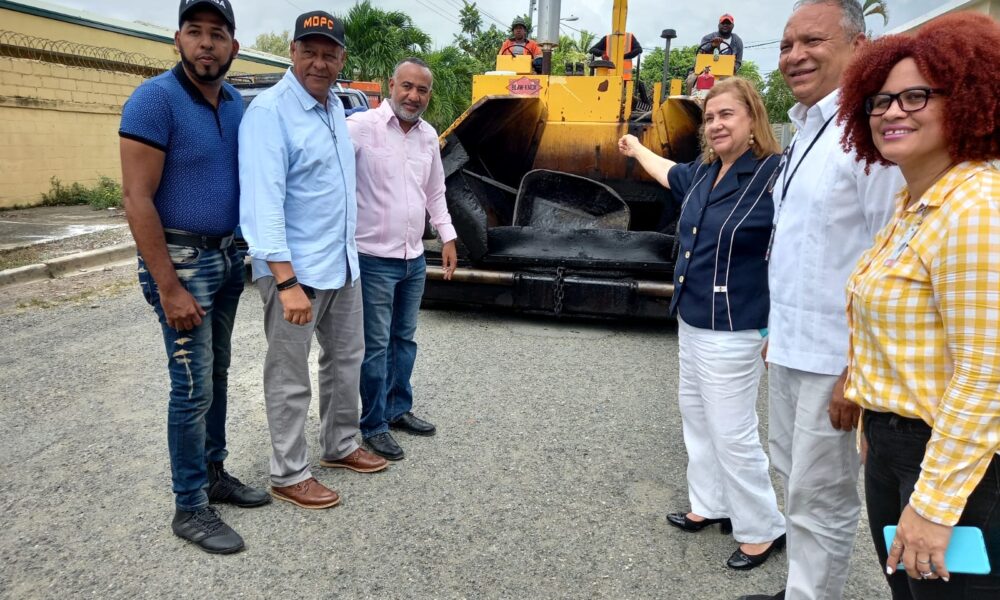Inician asfaltado en varios sectores de La Vega