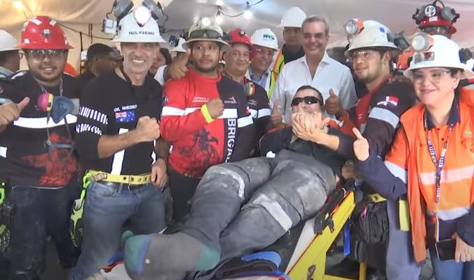Presidente Abinader reza Padre Nuestro tras rescate de mineros atrapados en mina
