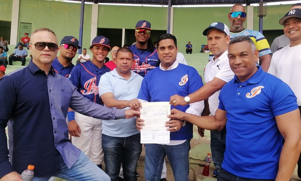 Alcalde Kelvin Cruz visita estadio olímpico de baseball de La Vega (VIDEO)