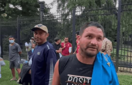Gobernador de Texas envía dos autobuses con migrantes a la residencia de Kamala Harris