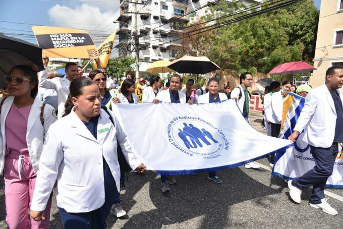 Gremios se manifiestan en contra de las ARS y las AFP