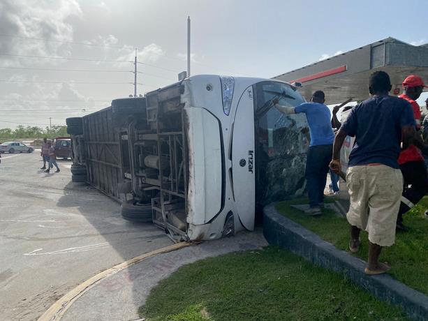 Dos muertos y al menos 20 heridos en accidente en Boulevard Turístico del Este en Bávaro