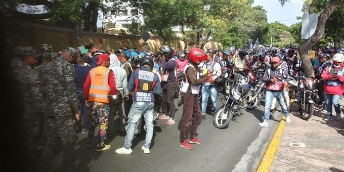 Decenas de motoconchistas se manifiestan frente al Palacio Nacional en contra de abusos policiales