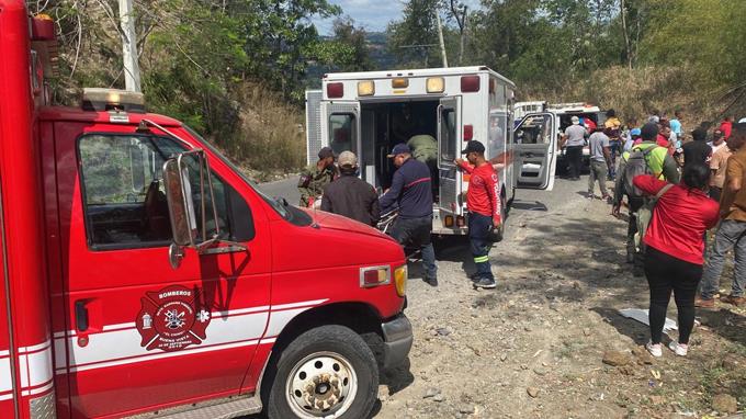 Dos muertos y varios heridos tras accidente entre varios vehículos en carretera Jarabacoa-La Vega