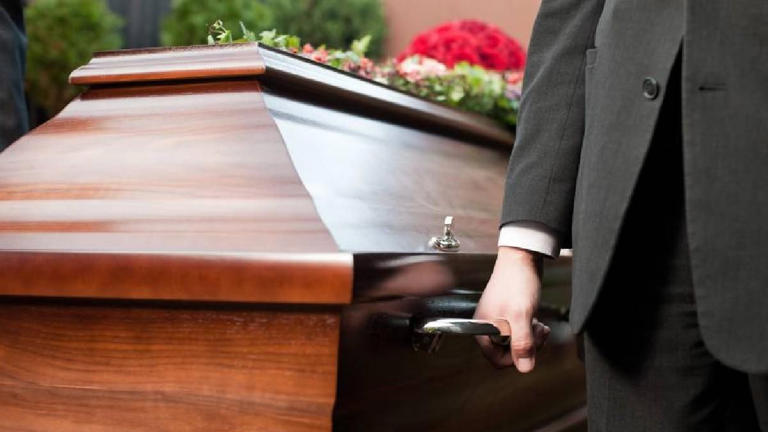 Descubren a una mujer muerta “respirando” en una sala funeraria de Long Island