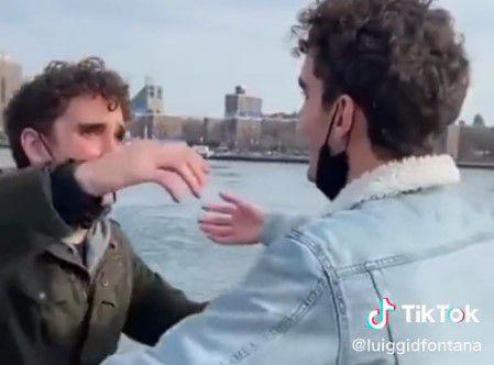 Gemelos separados al nacer se reencuentran tras 20 años gracias a Facebook