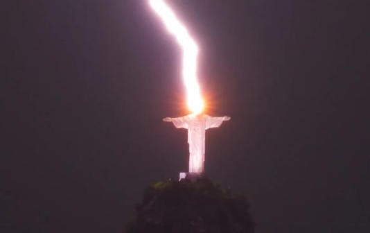 ¿Una señal divina? Un rayo cayó sobre la cabeza del Cristo Redentor, la historia detrás de la fotografía viral