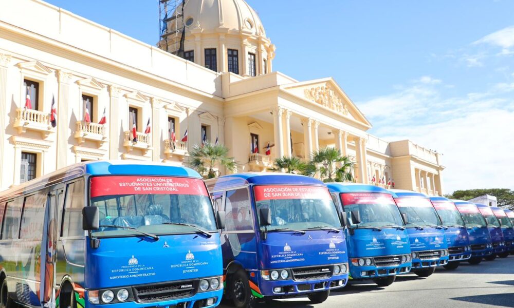 Presidente Abinader encabeza entrega 50 modernos autobuses para asociaciones de estudiantes universitarios de todo el país