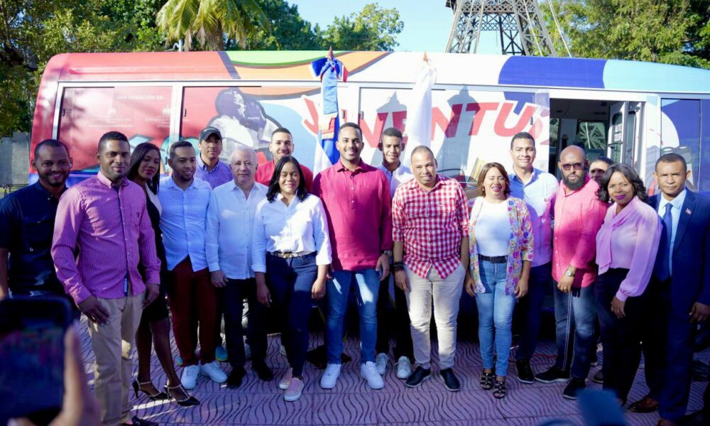 Ministerio inicia «La Ruta de la Juventud»; entrega autobuses pueblo por pueblo a Asociaciones de Estudiantes