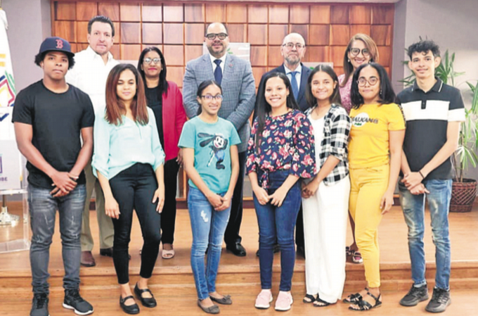 Estudiantes sordos reciben becas para cursar carrera universitaria