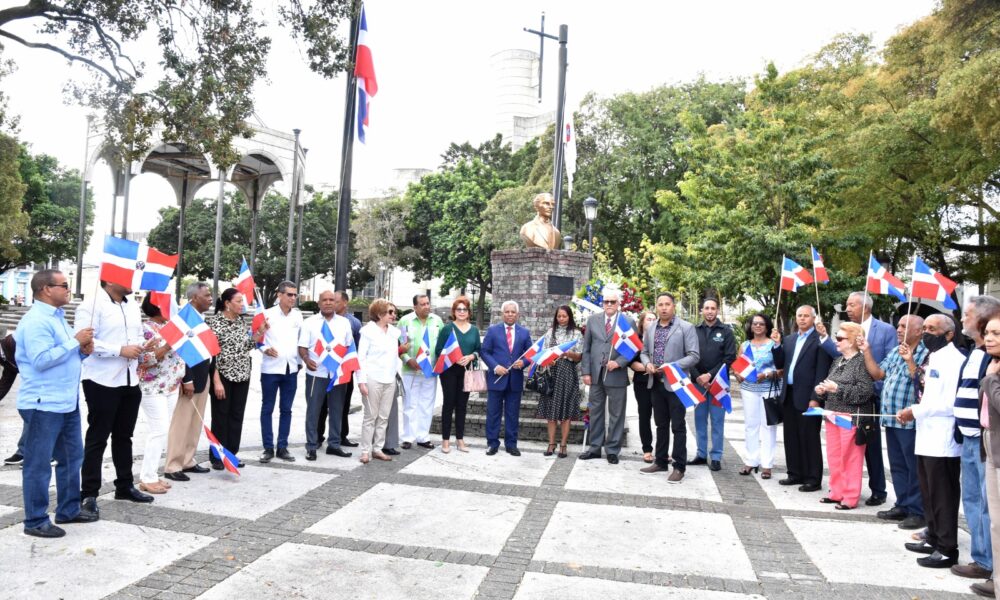 El Instituto Vegano de Cultura hace ofrenda floral en honor al primer izamiento en el Cibao de la bandera nacional