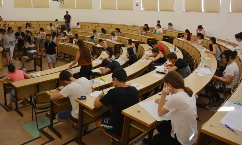 Las carreras que no deben estudiar tus hijos si no quieren arrepentirse: la lista completa