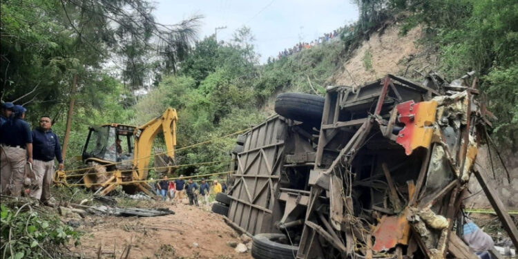 Al menos 27 muertos tras volcarse un autobús en Oaxaca, México