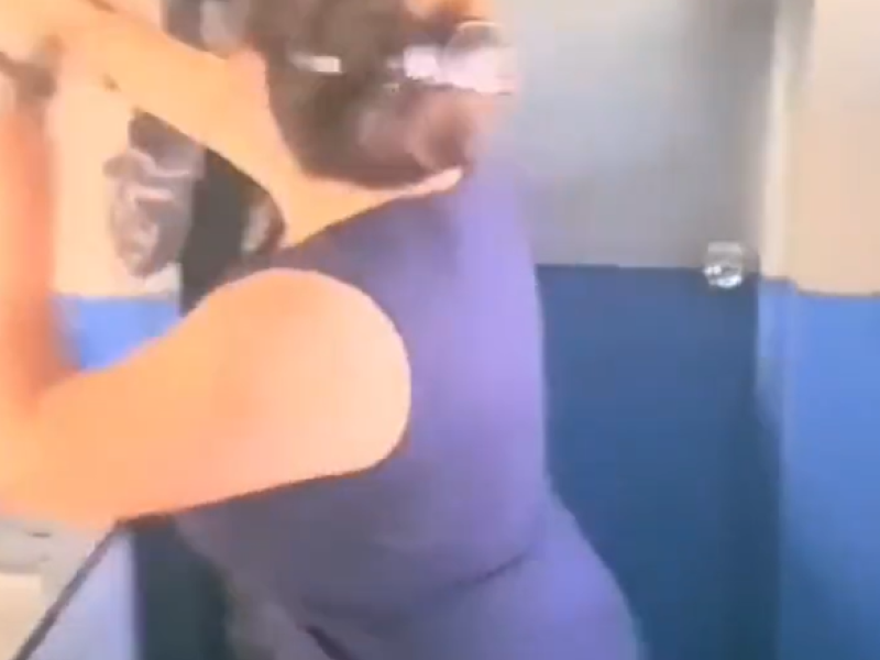 Se viraliza momento en que directora de junta distrital de Guayabal golpea a policía en un confuso incidente