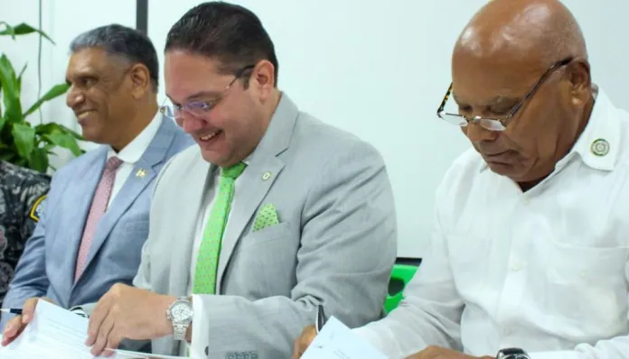 Firman convenio para garantizar servicios salud a policías retirados