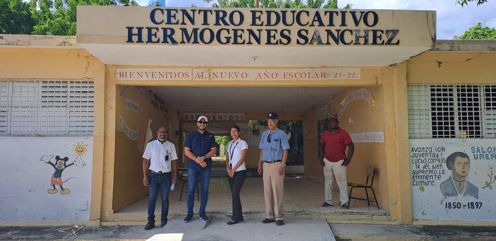 Demolerán vieja escuela agrietada en Estero Hondo para construir moderno centro educativo
