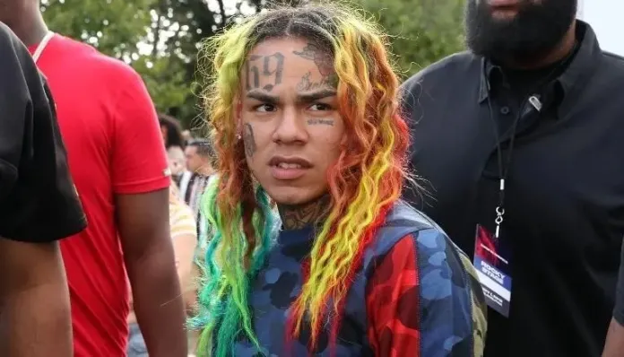 Juez se reserva para el martes fallo de coerción contra Tekashi