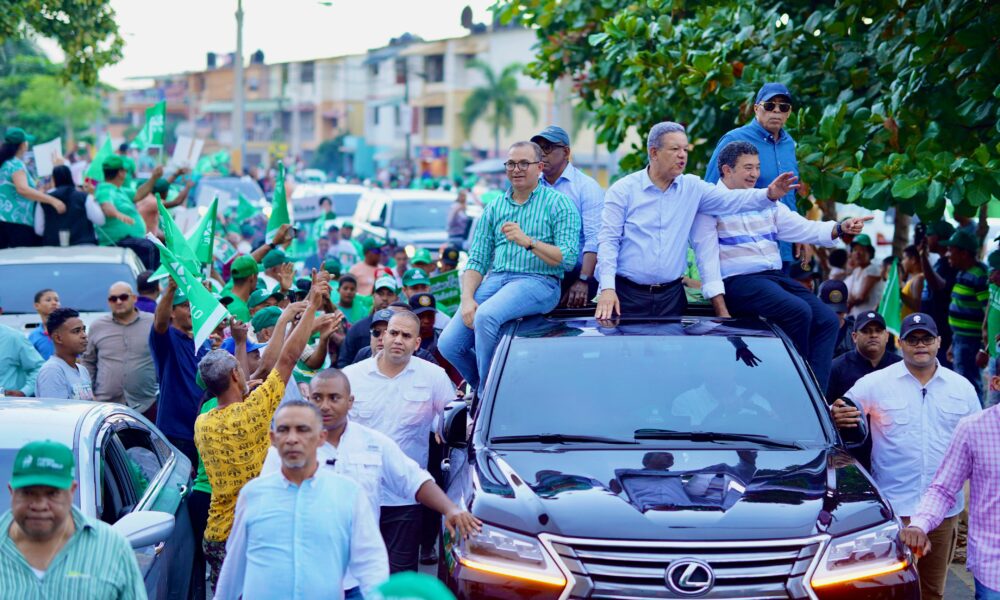 Leonel Fernández encabeza gran marcha caravana en La Vega