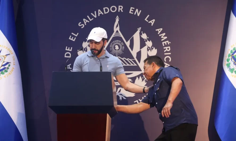 «Elecciones en El Salvador: Nayib Bukele se declara vencedor con un respaldo superior al 85 % de los votantes»