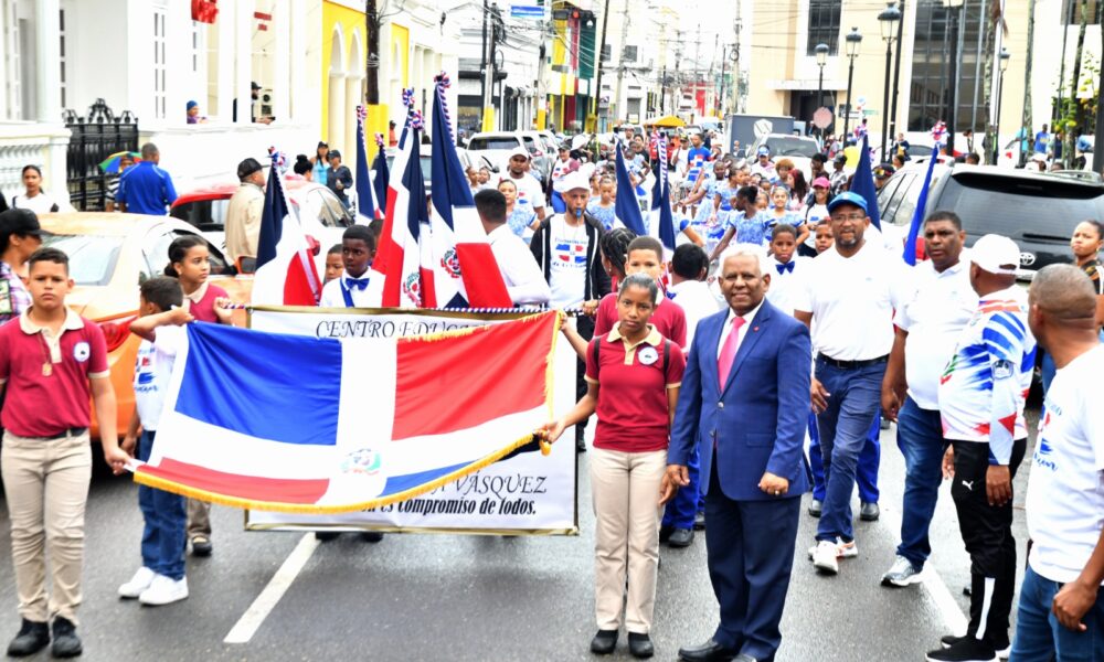 «La Vega rinde emotivo tributo al 4 de marzo: Ofrenda floral y desfile en honor a la Bandera Nacional»