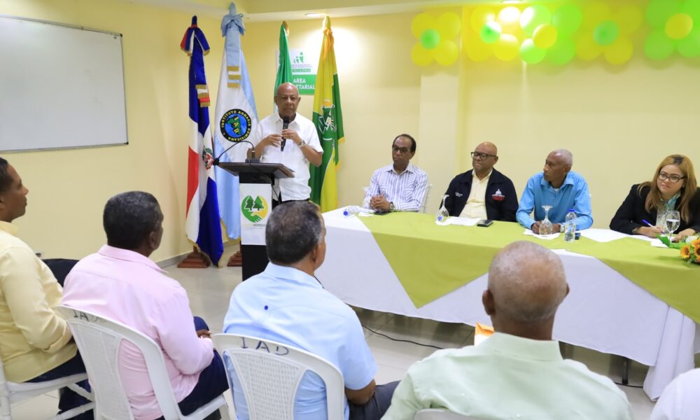 Director IAD sostiene encuentro con FEDELAC y Feproca en Azua